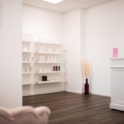Heller Studio- und Produktbereich bei bareSkin